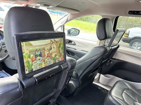 Used 2018 Chrysler Pacifica Touring-L Plus FWD image 11