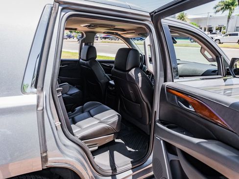 Used 2018 Cadillac Escalade Luxury AWD/4WD image 40