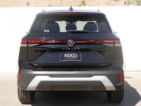 Used 2025 Volkswagen Tiguan SE AWD/4WD image 9