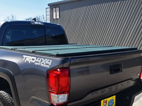 Used 2017 Toyota Tacoma TRD Off-Road AWD/4WD image 12
