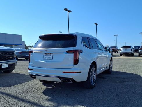 Used 2025 Cadillac XT6 Premium Luxury FWD image 2