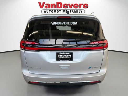 Used 2024 Chrysler Pacifica Limited FWD image 9