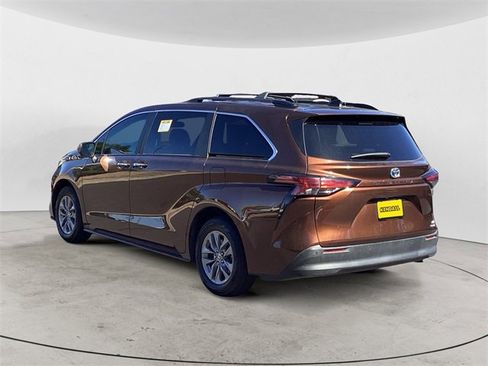 Certified 2022 Toyota Sienna XLE image 3
