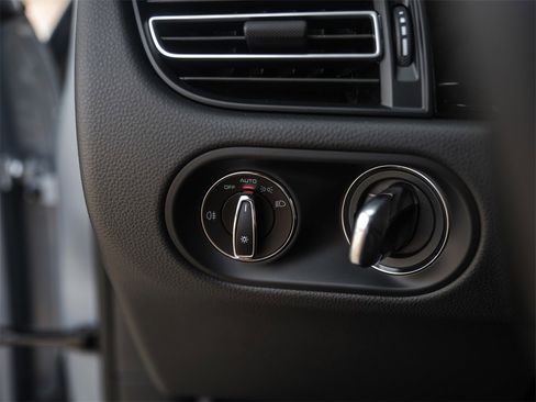 Used 2025 Porsche Macan image 21