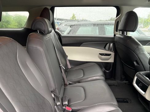 Used 2022 Kia Carnival LX FWD image 10