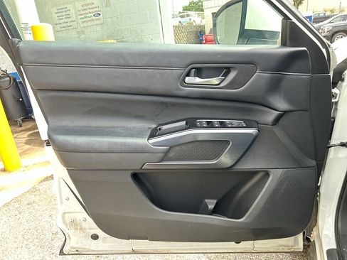 Used 2023 Nissan Pathfinder SL FWD image 9