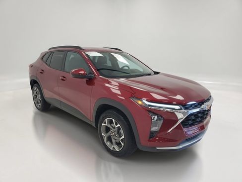 Used 2025 Chevrolet Trax LT w/ LT Convenience Package FWD image 3