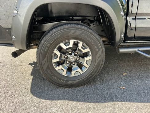 Used 2020 Toyota Tacoma TRD Off-Road w/ Technology Package AWD/4WD image 32