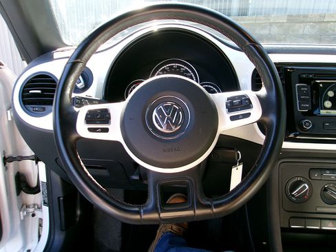 Used 2015 Volkswagen Beetle 1.8T Classic FWD image 16