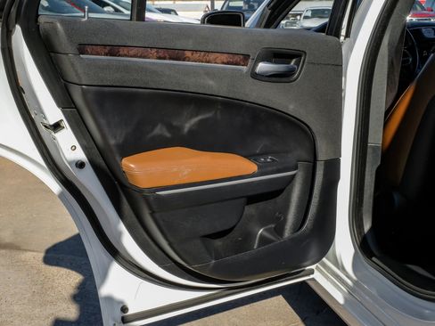 Used 2019 Chrysler 300 Limited image 53