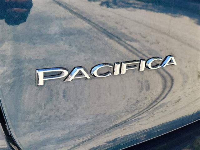 Used 2023 Chrysler Pacifica Touring-L FWD image 7
