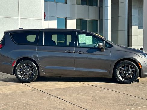 Used 2019 Chrysler Pacifica Touring Plus w/ Advanced Safetytec Group image 3