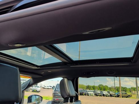 Used 2025 Chrysler Pacifica Limited FWD image 31