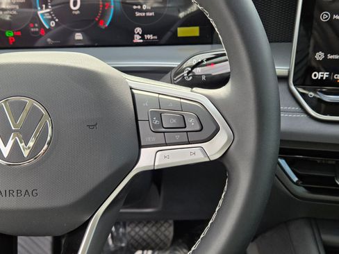 New 2026 Volkswagen Tiguan SE FWD image 12