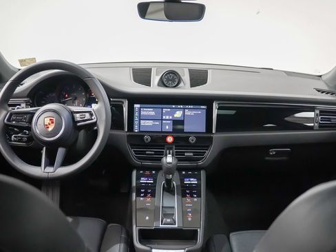 Certified 2026 Porsche Macan AWD/4WD image 18