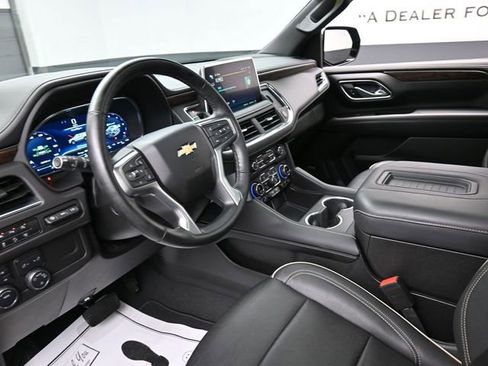 Used 2024 Chevrolet Suburban Premier w/ Premium Package 2 AWD/4WD image 21