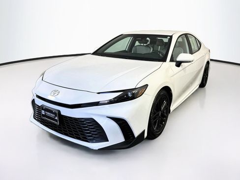 Used 2025 Toyota Camry SE FWD image 3