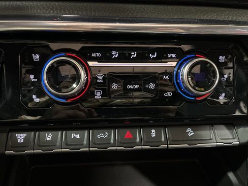 Used 2024 GMC Sierra 3500 Denali w/ Denali Reserve Package image 30