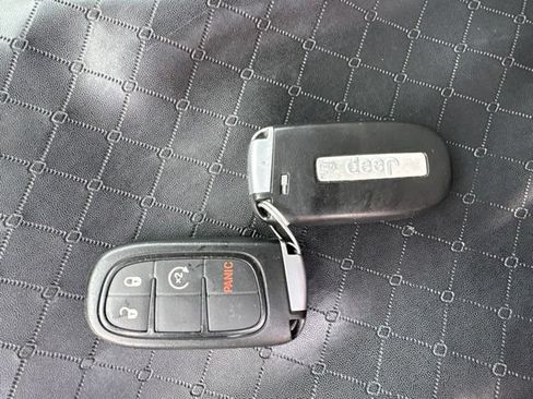 Used 2021 Jeep Cherokee Latitude Lux w/ Mopar Interior Package AWD/4WD image 11