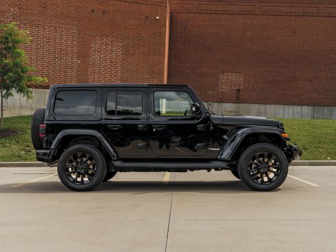 Used 2022 Jeep Wrangler Unlimited Sahara AWD/4WD image 3