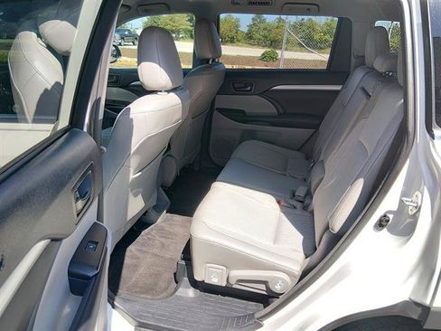 Used 2018 Toyota Highlander Plus FWD image 11