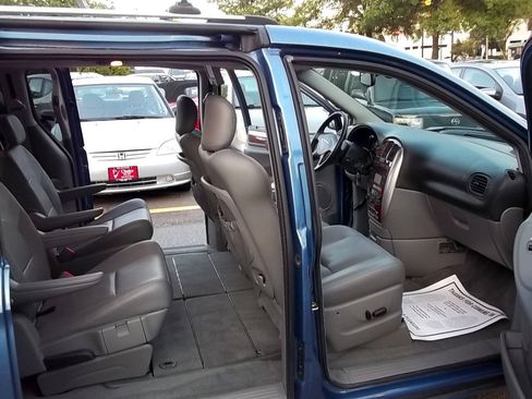 Used 2007 Chrysler Town & Country Limited FWD image 11