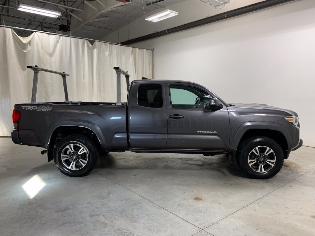 Used 2016 Toyota Tacoma TRD Sport w/ Towing Package AWD/4WD image 11