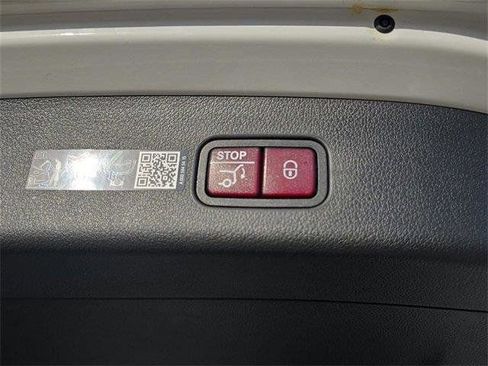 Used 2025 Mercedes-Benz GLC 350e 4MATIC image 7