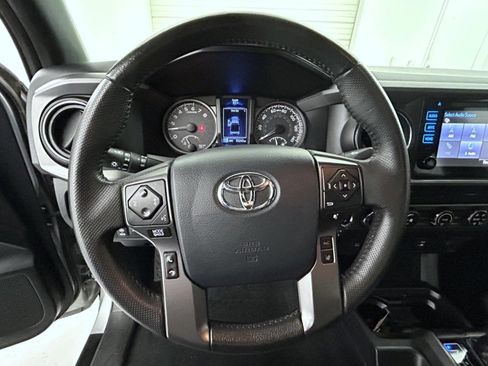 Used 2019 Toyota Tacoma TRD Off-Road AWD/4WD image 11