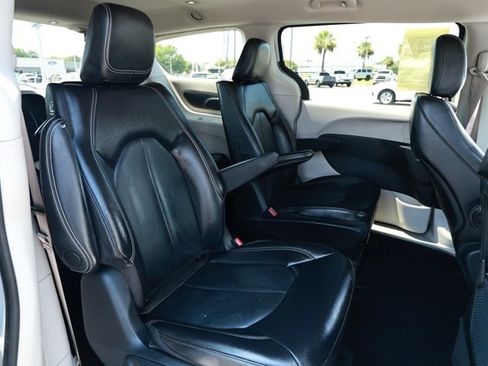 Used 2023 Chrysler Pacifica Touring-L FWD image 30