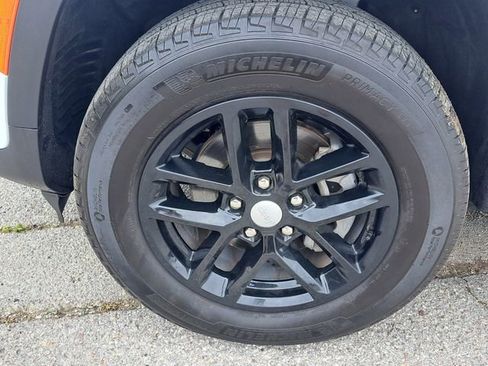 Used 2025 Jeep Grand Cherokee Laredo X RWD image 7