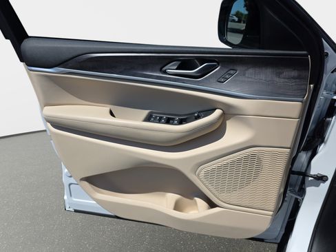 New 2025 Jeep Grand Cherokee Limited AWD/4WD image 25