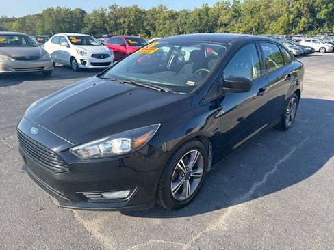 Used 2018 Ford Focus SE w/ SE Appearance Package FWD image 2