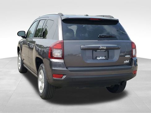 Used 2017 Jeep Compass Latitude FWD image 4
