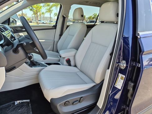 Used 2023 Volkswagen Tiguan SE w/ Panoramic Sunroof Package FWD image 16