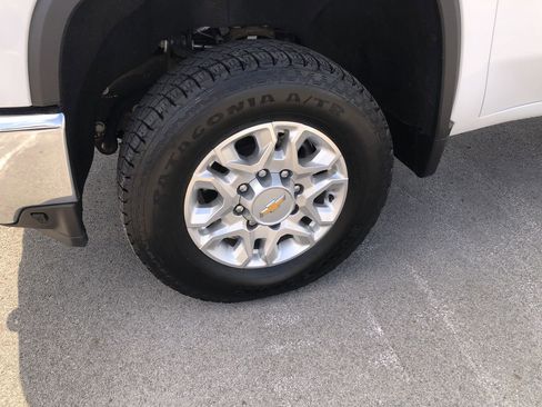 Used 2023 Chevrolet Silverado 2500 LT image 2