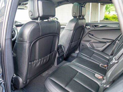 Certified 2025 Porsche Macan AWD/4WD image 20