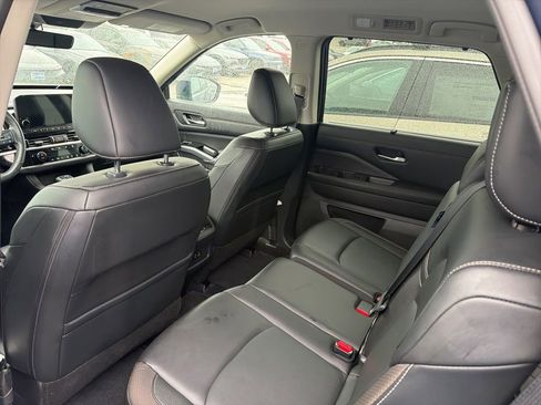 Used 2023 Nissan Pathfinder SL w/ Lighting Package (N92) AWD/4WD image 9