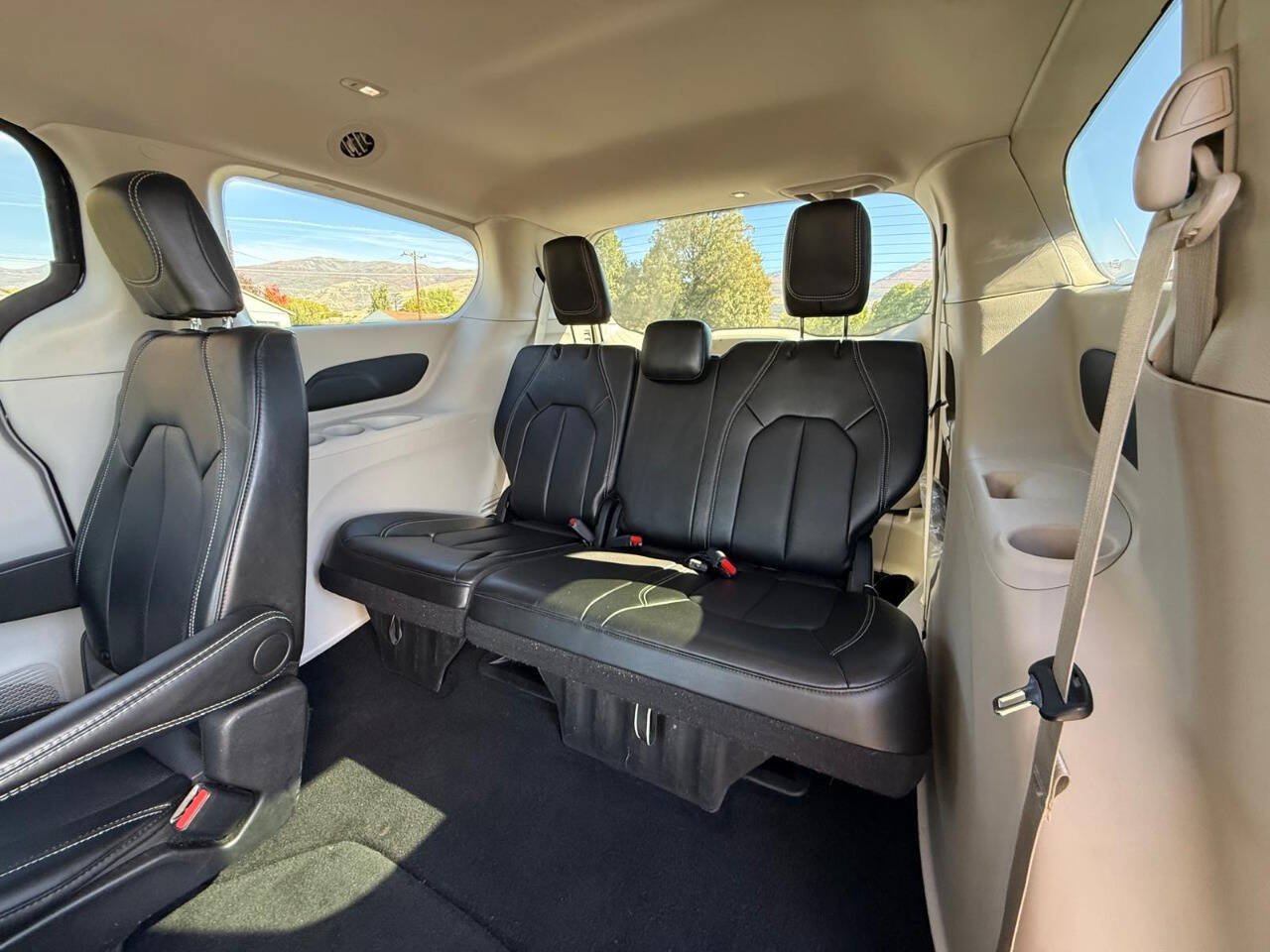 Used 2024 Chrysler Pacifica Touring-L FWD image 12