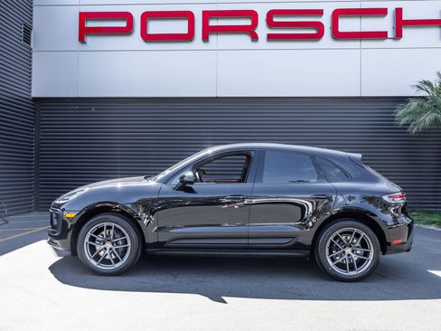 Certified 2023 Porsche Macan AWD/4WD image 2