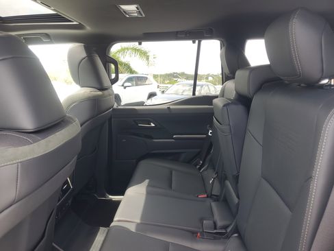 Used 2025 Lexus GX 550 w/ Accessory Package (CT) AWD/4WD image 13