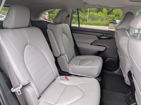Used 2025 Toyota Highlander XLE FWD image 27