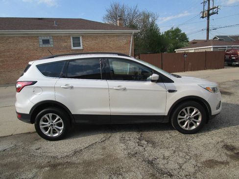 Used 2018 Ford Escape SE w/ SE Sync 3 Package FWD image 2