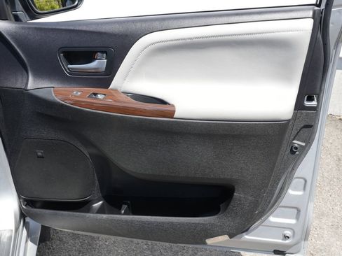 Used 2017 Toyota Sienna AWD image 35