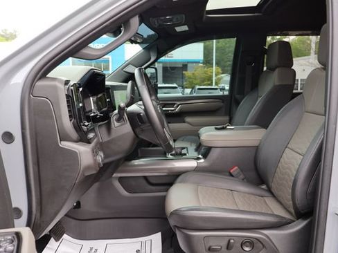 Used 2025 Chevrolet Silverado 2500 ZR2 w/ Technology Package AWD/4WD image 19