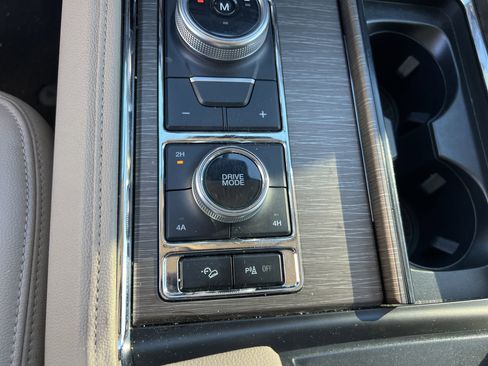 Used 2024 Ford Expedition Limited image 26