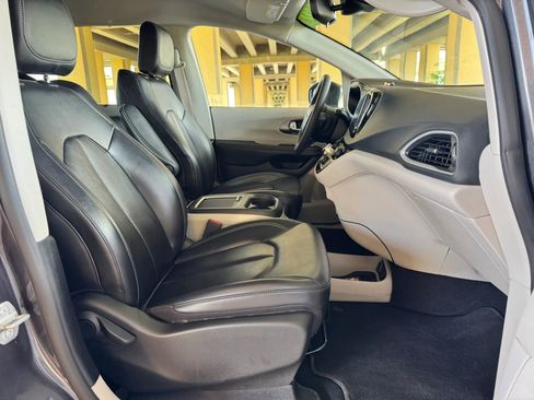 Used 2023 Chrysler Pacifica Touring-L FWD image 25