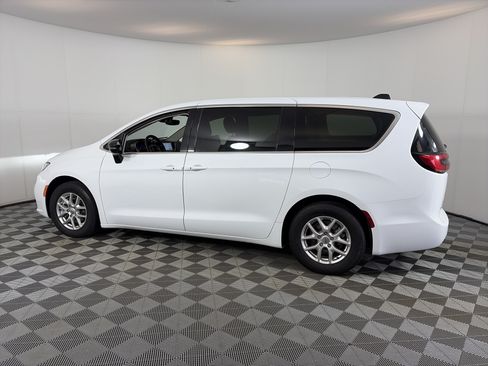 Used 2024 Chrysler Pacifica Touring-L FWD image 9