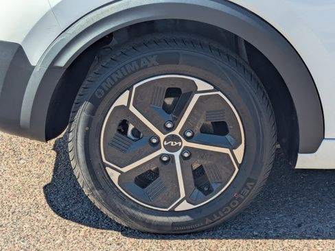 Used 2024 Kia Niro LX image 7