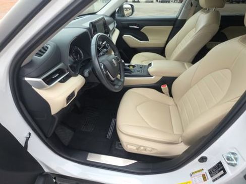 Used 2023 Toyota Highlander XLE AWD/4WD image 13
